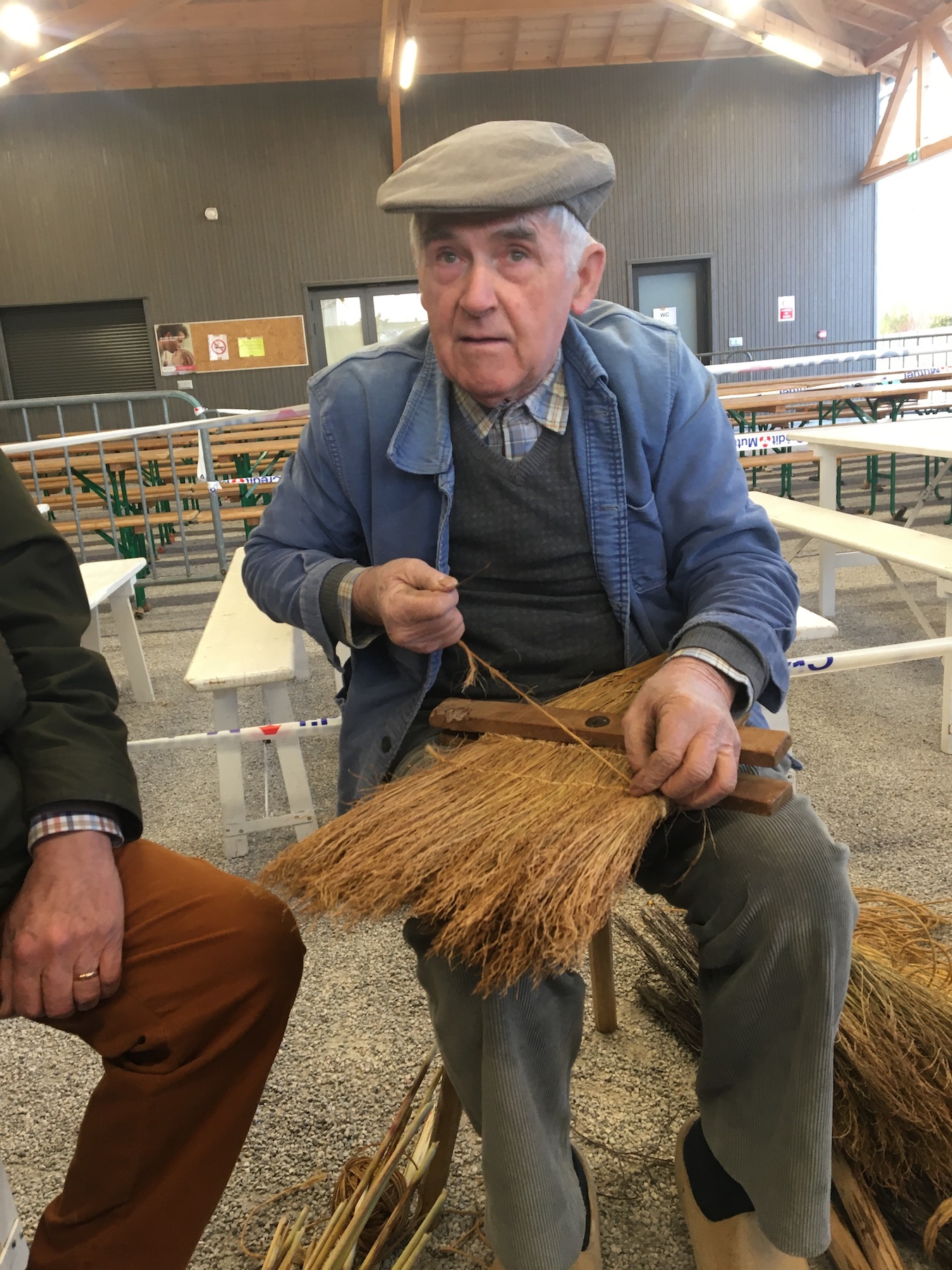 Michel Thibert fabrique un balai en sorgho