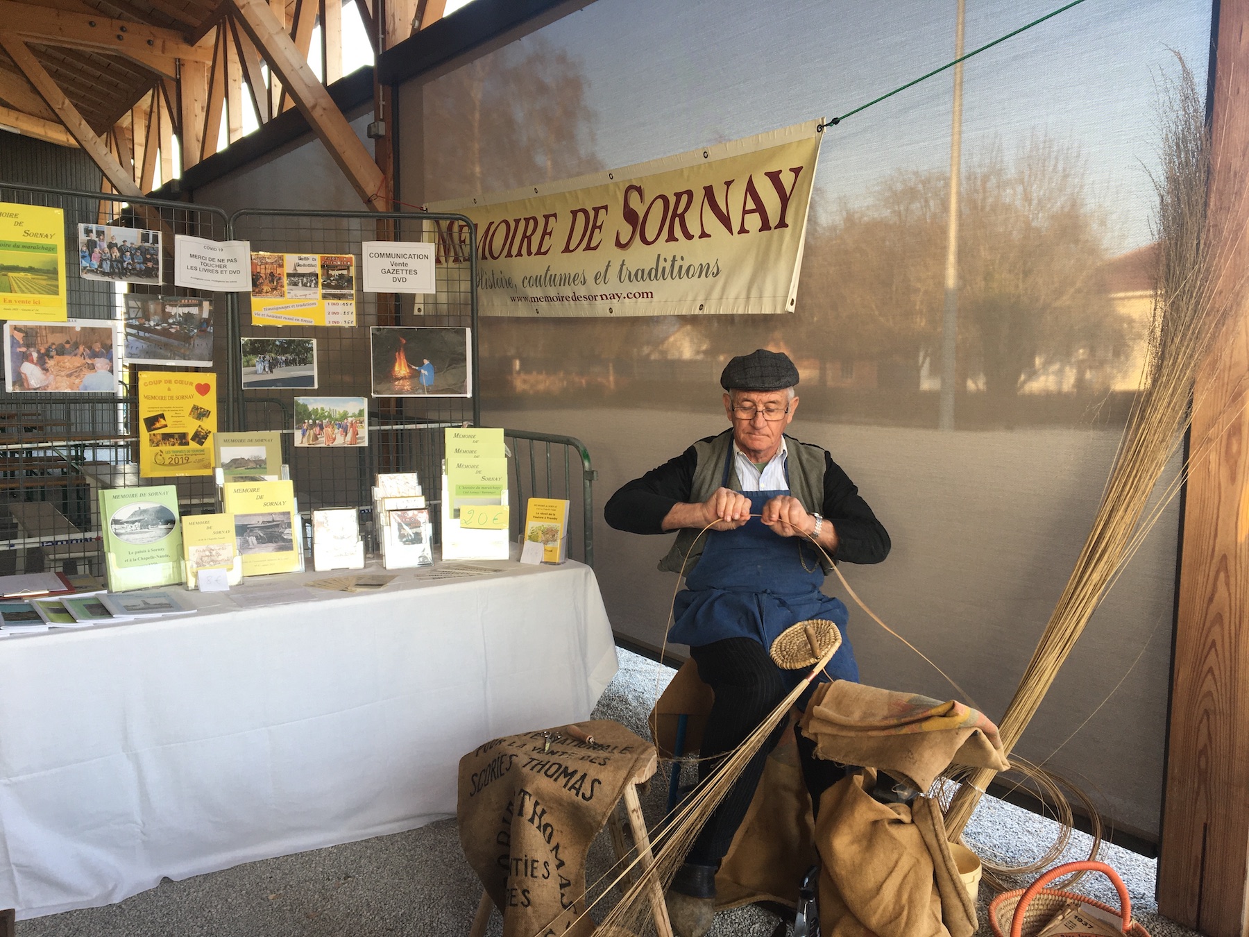 Vannerie en colimaçon avec paille de bois pour faire des benons